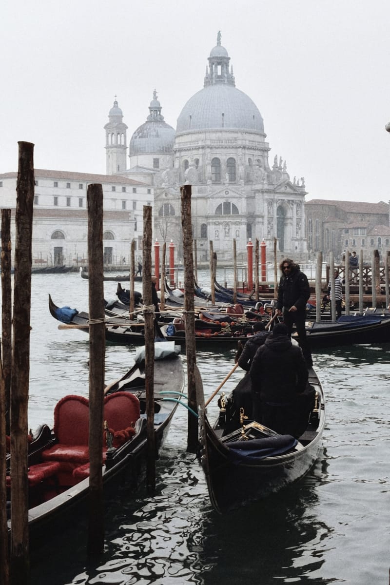 Gondole ispred crkve Santa Marija dela Salute u Veneciji